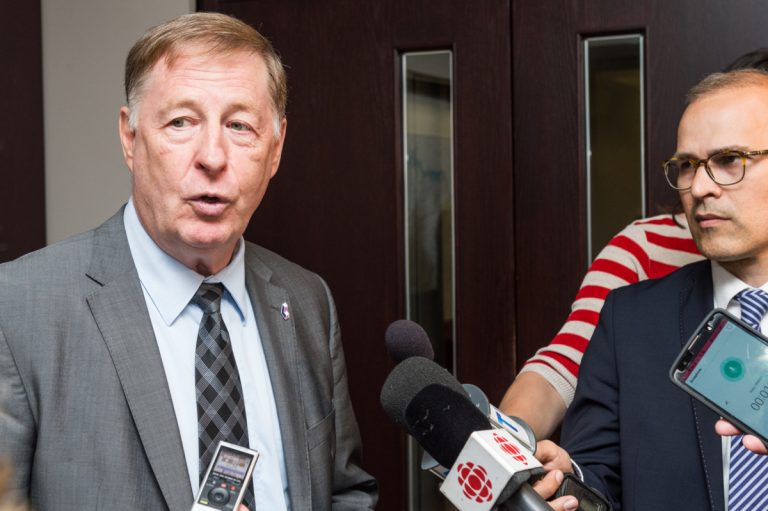 Le maire Demers a lu une courte déclaration avant de tourner les talons sans répondre à aucune question.