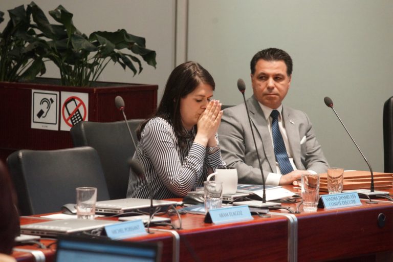 Destitué de son poste de vice-président et membre du comité exécutif, David De Cotis demeure jusqu'à nouvel ordre au sein du caucus des élus du Mouvement lavallois. Sur la photo prise en plein tourmente hier soir, on reconnaît Sandra Desmeules, membre du CE.