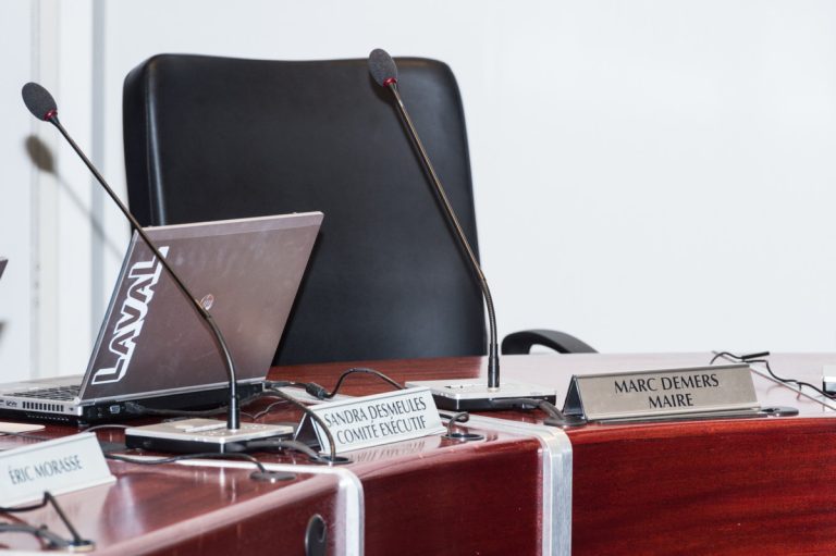 Pour une deuxième journée de suite, le maire Marc Demers et ses fidèles conseillers ont pratiqué la politique de la chaise vide.