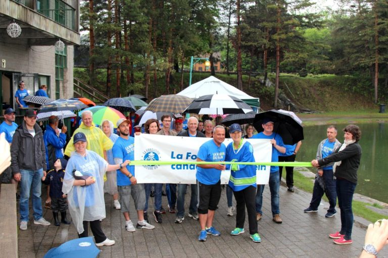7100 $ à la Marche du rein de Laval Les marcheurs se sont retrouvés au chalet-restaurant du Centre de la nature pour la coupe du ruban.