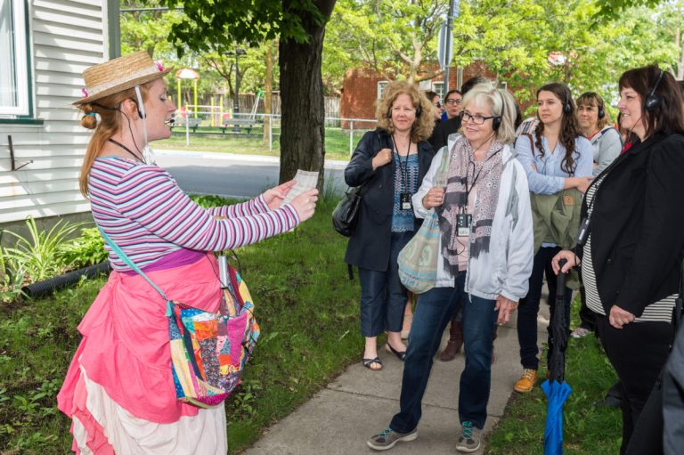 Virées patrimoniales et croix de chemin à l’honneur Les comédiens du réseau ArtHist recréent des scènes du patrimoine culturel de Laval.
