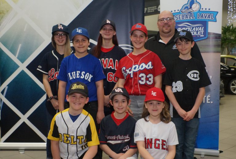 Manque de terrains de baseball à Laval? Des jeunes joueurs du baseball mineur ont assisté au point de presse. Kasara Faille et Alexis Cyr, de l'Association sportive de Laval-Nord, Raphaël Varin et Éliza Varin, du Club de Laval-Est, Alexandre Caplette, de la Ligue Vimont-Auteuil, Benoit Fréreault, du Delta, ainsi que Mégane Sansoucy et Maude Ferland, des Associés de Laval, posent en compagnie de Maxime Faille, de Baseball Laval.