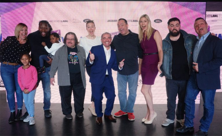 Le producteur Luigi Morabito entouré de quelques-uns des humoristes qui participeront à cette première édition.