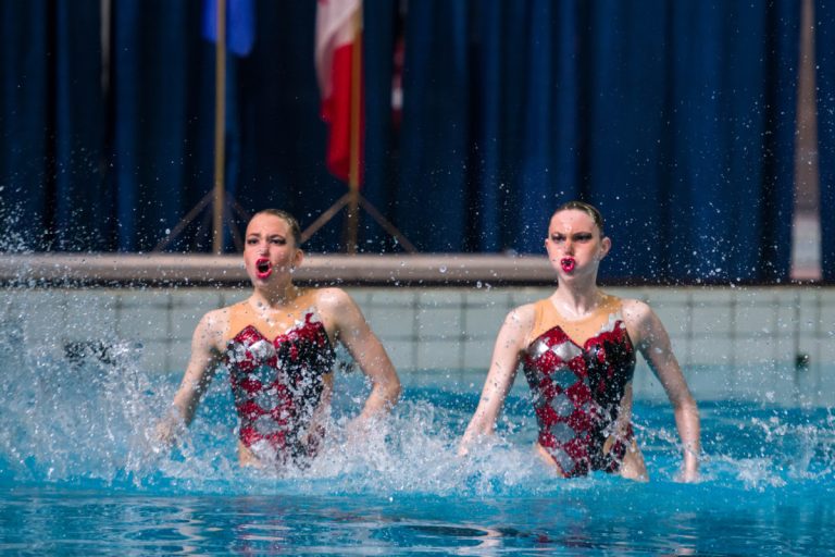 Surprenante première place pour un duo de nageuses Le duo d'Émilie Bonneau et Maude Turcotte a causé une agréable surprise en se hissant en première place en routine à Calgary.
