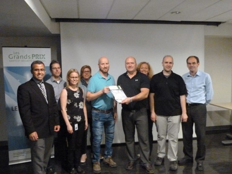 Remise des Grand Prix santé et sécurité du travail Récipiendaires du Grand Prix régional santé et sécurité du travail, catégorie Grandes entreprises, les représentants de Valeant Pharmaceuticals International sont ici accompagnés du directeur de la CNESST Laval, Mohamed Aiyar, à gauche sur la photo.