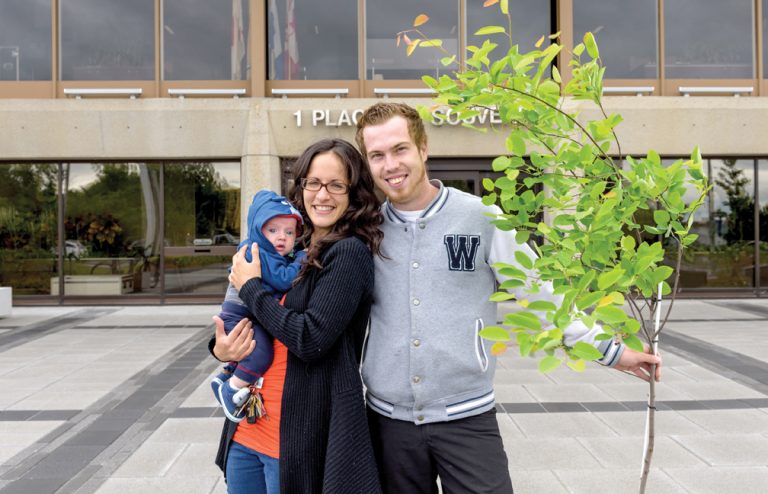 Cett année, l’arbre remis aux nouveaux parents est un érable à sucre (Acer saccharum).
