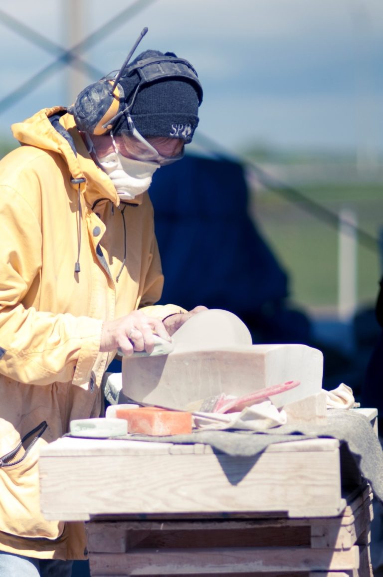 Plus de 60 artistes-sculpteurs, dont 36 provenant de l'Atelier 213, ont participé à une grande exposition en lutte contre le racisme.