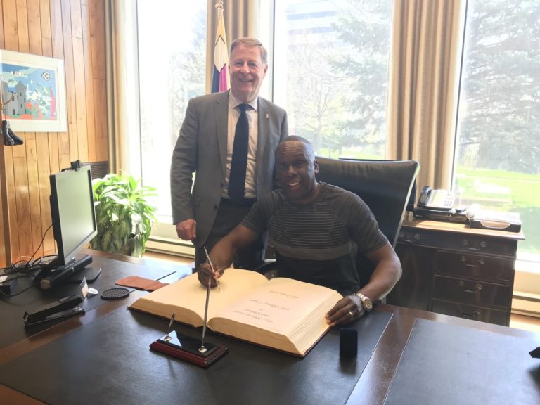 Bruny Surin en compagnie du maire Marc Demers.