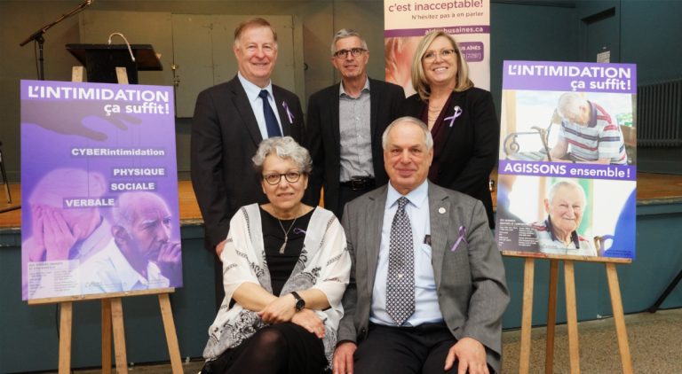 Le maire Marc Demers, François Godin, coordonnateur spécialisé en lutte contre la maltraitance envers les aînés (région Laval), la ministre régionale Francine Charbonneau, Brigitte Bolduc, chargée de projet, et Jean Robitaille, président du conseil d'administration du CLAVA, ont assisté au dévoilement des affiches.