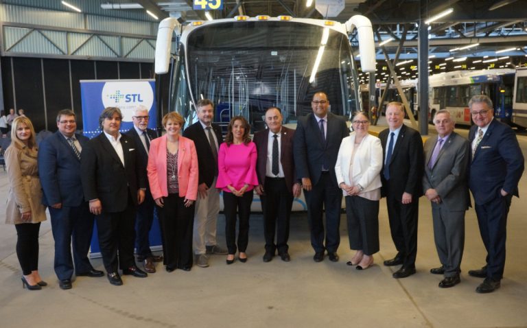 Des millions injectés dans le transport en commun De nombreux élus de Laval, tous paliers confondus, ainsi que des membres du CA de la STL étaient présents à l'annonce des investissements. La ministre du Revenu national, Diane Lebouthillier (4e à droite), a aussi participé au point de presse.