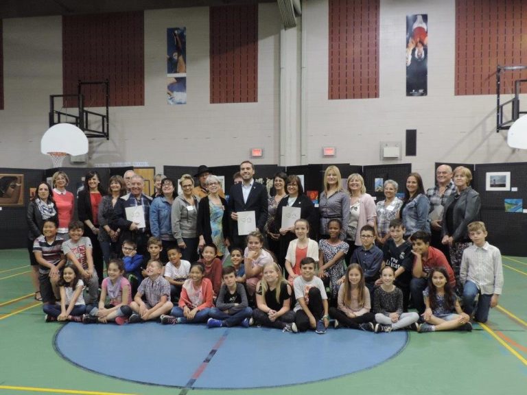 Les élèves de l'école des Cardinaux, peintres, photographes et responsables du projet.