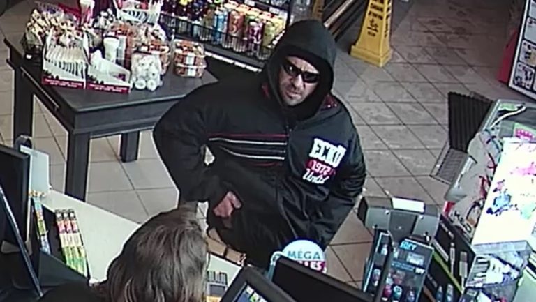 Vol qualifié dans une station-service de Fabreville Le suspect a montré une arme à une employée pour commettre son délit.