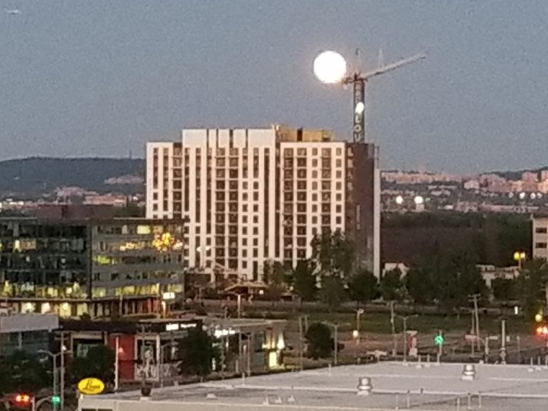Le ciel de Chomedey réservait une surprise en cette soirée printanière.