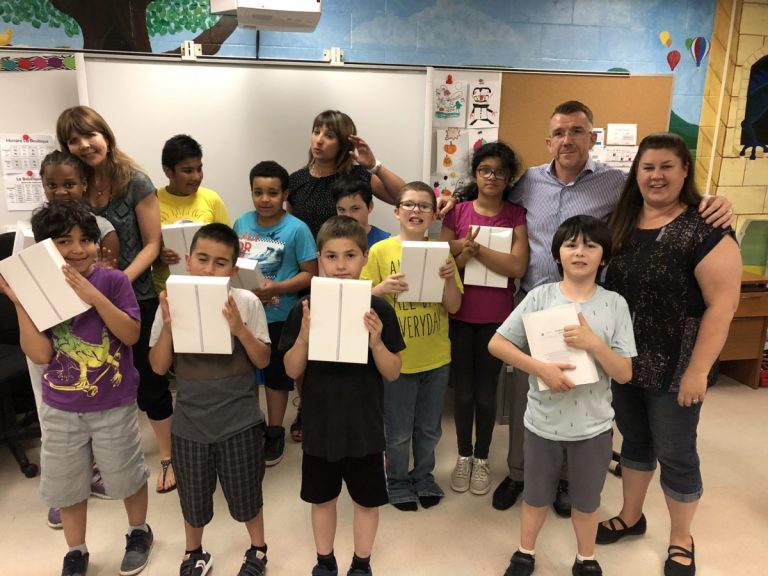 Les élèves de l'école Le Sentier n'ont pas caché leur joie et enthousiasme devant leurs nouvelles acquisitions.