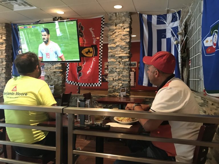 Partie nulle Espagne-Portugal au Juliano’s Une douzaine d'amateurs de soccer ont assisté au duel Espagne-Portugal dans cet établissement de Chomedey.
