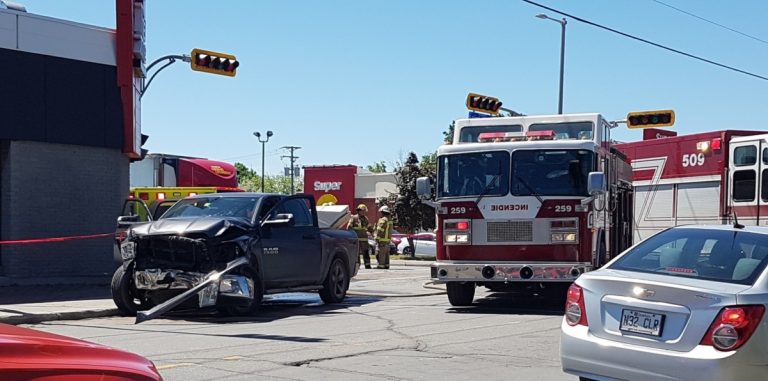 Deux dames âgées blessées dans un violent accident Cet accident qui a nécessité des pinces de désincarcération.