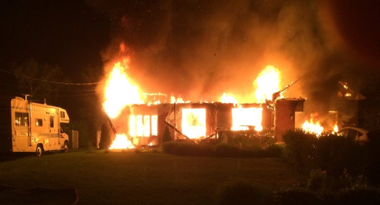 Famille à la rue après un violent incendie Le bâtiment est une perte totale. Une famille d'au moins trois personnes devra se trouver un nouveau toit.