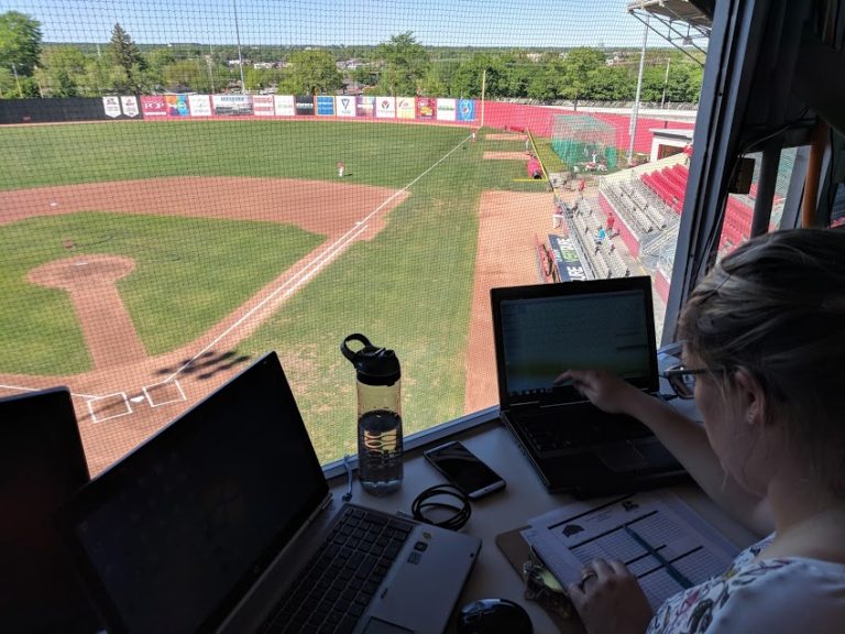 La vue impressionnante de Cynthia Charbonneau lors de sa première expérience comme marqueuse dans la Ligue Can-Am, au stade Stéréo Plus de Trois-Rivières.