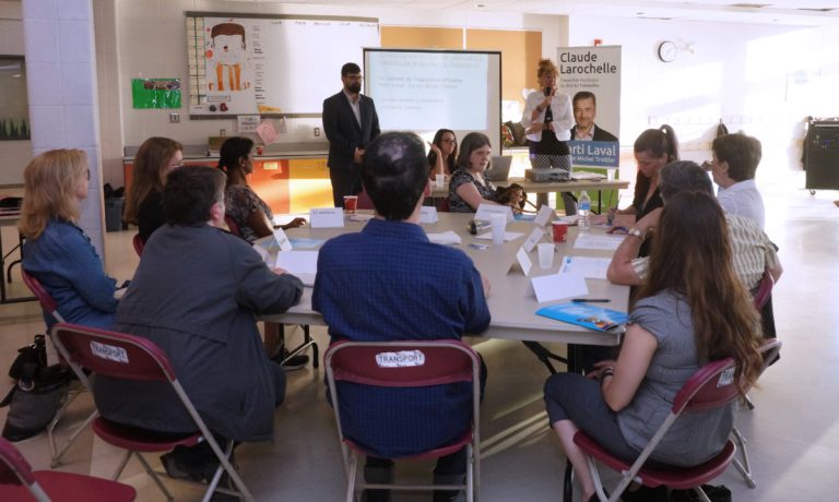 Consultation sur le règlement animalier Réunis en ateliers dans l'agora de l'école de l’Équinoxe, à Sainte-Rose, les participants ont échangé sur les grands enjeux du règlement municipal concernant les animaux.