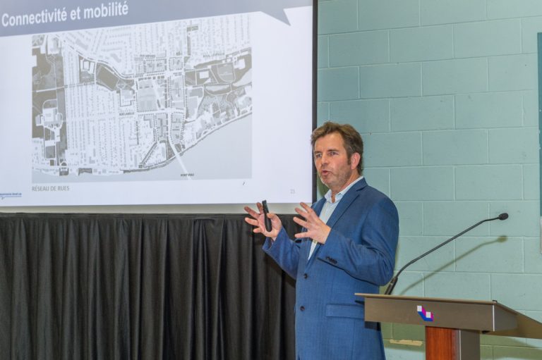 Le conseiller en aménagement urbain Daniel Cyr a exposé les stratégies commentées par la suite par les citoyens répartis en divers groupes.