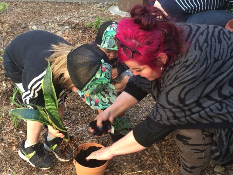 De la belle visite à L’Orchidée blanche Les petits ont eu beaucoup de plaisir à jardiner dans la cour du CHSLD L'Orchidée blanche.
