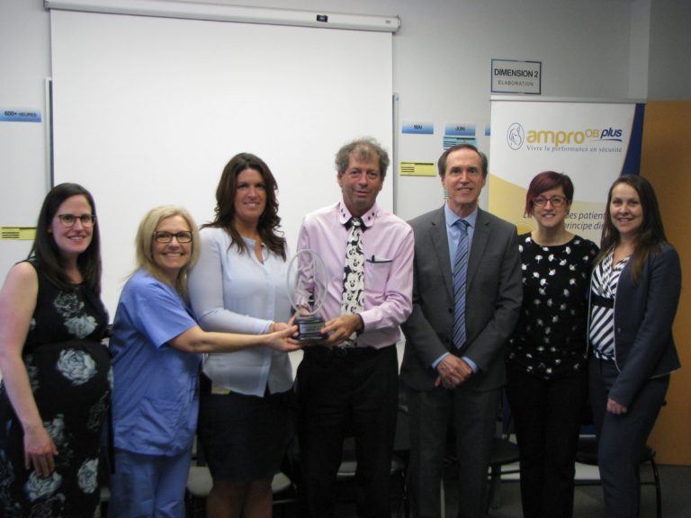 Un prix pour l’équipe obstétricale du CISSS Dans l'ordre habituel, on reconnaît Karine Vallée-Pouliot, consultante du programme AMPROOB Québec, l'infirmière Louise Jean, la conseillère en soins Nadine Lewis et l'omnipraticien obstétricien Dr François Lacombe, tous trois du CISSS de Laval, Dr Guy-Paul Gagné, directeur AMPROOB Québec, Karine Bisson, coordonnatrice des services de périnatalité et de pédiatrie au CISSS, et Anick Deslongchamps, directrice du programme jeunesse également au CISSS de Laval.