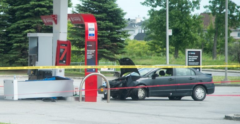 Un homme fonce dans une pompe à essence et saute d’un viaduc Dans un état dépressif, un homme dans la trentaine a créé tout un émoi en tentant de s'enlever la vie à deux reprises, le 17 juin.