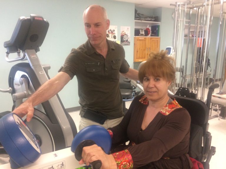 Khadija Lamrani travaille fort pour surmonter un récent un ennui de santé en compagnie de l'ergothérapeute Daniel Tessier et le personnel médical.