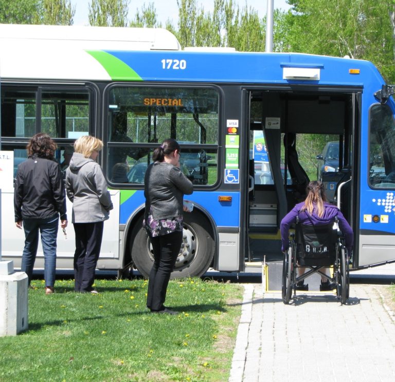En plus du transport collectif, des kiosques attendaient les personnes intéressées à en savoir plus long sur les enjeux que vivent les gens avec une lésion médullaire.
