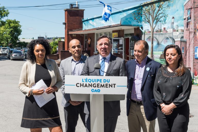 François Legault recrute une ex-stratège péquiste dans Laval-des-Rapides Dans l'ordre habituel, le chef de la CAQ, François Legault, entouré des candidats Christine Mitton (Laval-des-Rapides), Christopher Skeete (Sainte-Rose), Mauro Barone ( Mille-Îles) et Alice Abou-Khalil (Chomedey).