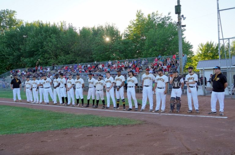 Victoire des Pirates devant les équipes mineures lavalloises Les Pirates de Laval lors de la présentation des joueurs, avant le match.