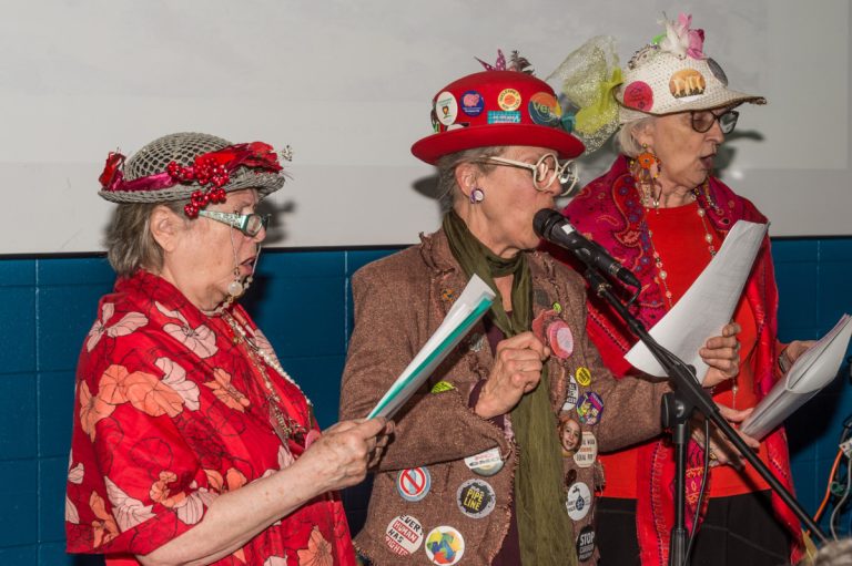 R.A.P.P.E.L.: Parole-Création marque le Jour de la Terre Les Mémés déchaînées (notre photo) y sont allées d'une prestation énergique.