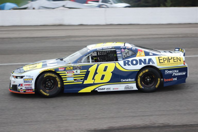 La voiture EpiPen RONA d'Alex Tagliani a souffert d'un bris mécanique à trois tours de l'arrivée, privant le coureur d'une place presque assurée sur le podium.