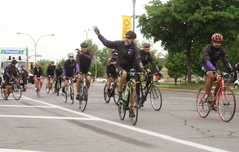 Objectif 50 000 $ pour le Tour cycliste des policiers Beau temps, mauvais temps, les policiers garderont les mains sur les guidons et le sourire dans leur périple au service des enfants vulnérables et malades.