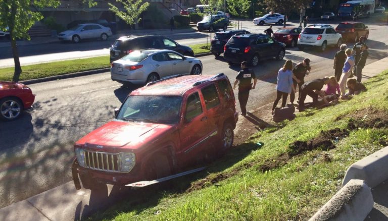Une femme se blesse et fracasse un abribus dans un accident Les conséquences de cet accident auraient pu être plus graves, le véhicule ayant traversé les quatre voies, dont deux en sens contraire, du boulevard René-Laennec, dans Vimont..