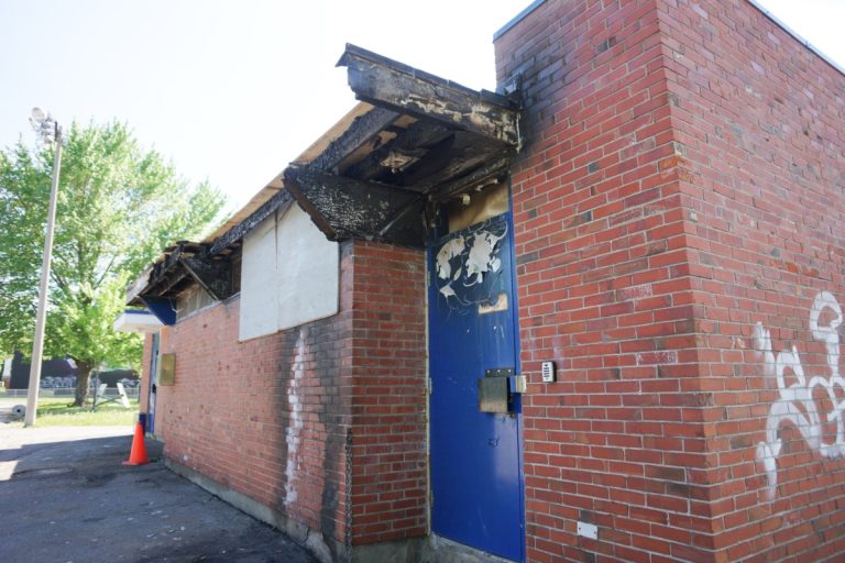 Arrestations, feux suspects, autos volées et brisées dans quatre secteurs Le printemps semble monter à la tête de jeunes délinquants lavallois. Le chalet du parc Pie-X a notamment reçu la visite de pyromanes.