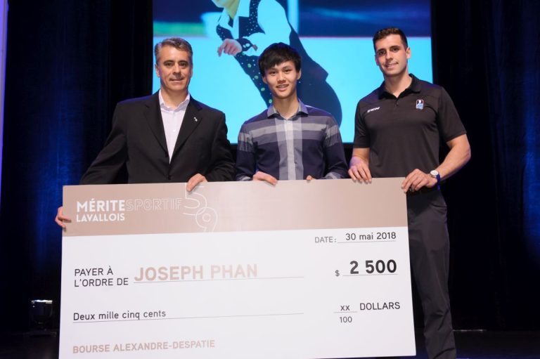 Joseph Phan reçoit la bourse Alexandre-Despatie Joseph Phan a reçu la bourse des mains de Michel Poissant et Olivier Gouin.