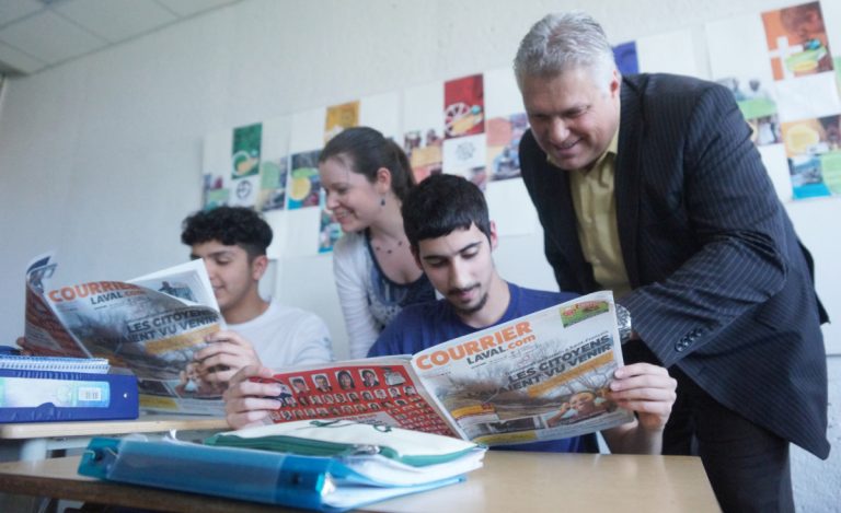 La presse locale en vedette à l’école Saint-Maxime Début mai, Martin Olivier, copropriétaire et président Courrier Laval, a répondu à l'invitation de l'enseignante Caroline Caron-Chartier qui demandait une quarantaine d'exemplaires du journal local pour en montrer toute l'importance à ses élèves.