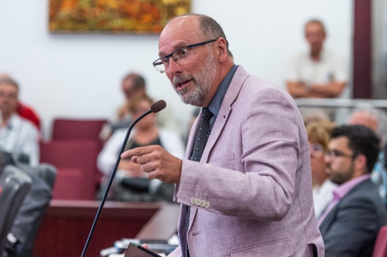 Une gestion partisane encore dénoncée