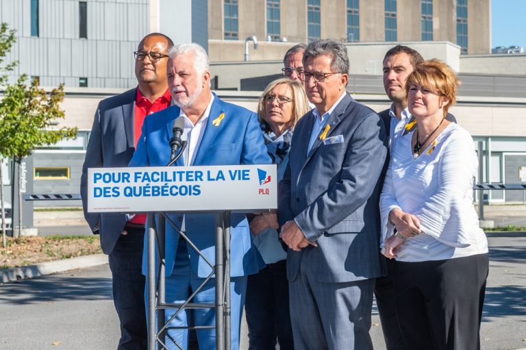 Le PLQ réduirait de 100 M$ les tarifs de stationnement en santé