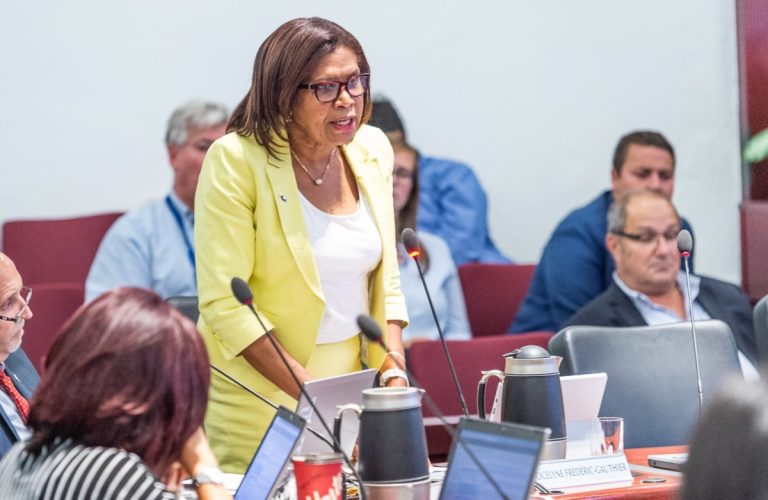 Une dissidente reconsidère son retour au caucus