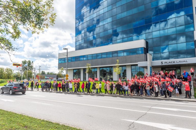 Manif et grève aux bureaux de Revenu Québec