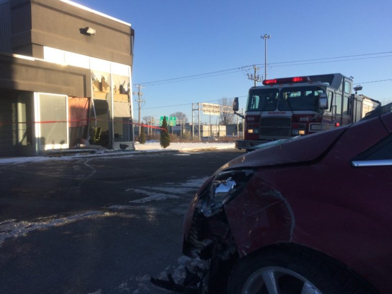 Une conductrice fonce dans un commerce