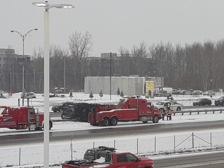 Coincé dans son camion de 53 pieds