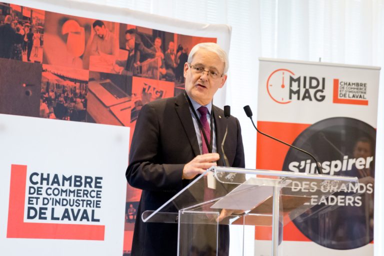 Le ministre Garneau devant les gens d’affaires