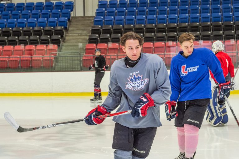 Deux hockeyeurs et leur mère en deuil