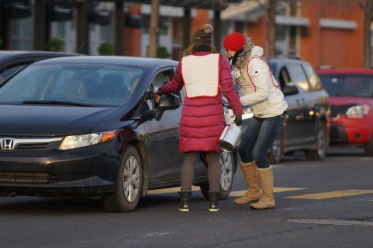 Guignolée des médias dans les rues de Laval
