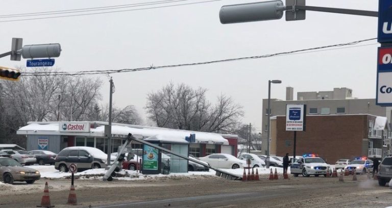 Poteau fauché dans Pont-Viau
