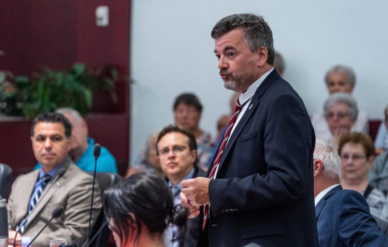 Claude Larochelle demeure critique malgré une nomination