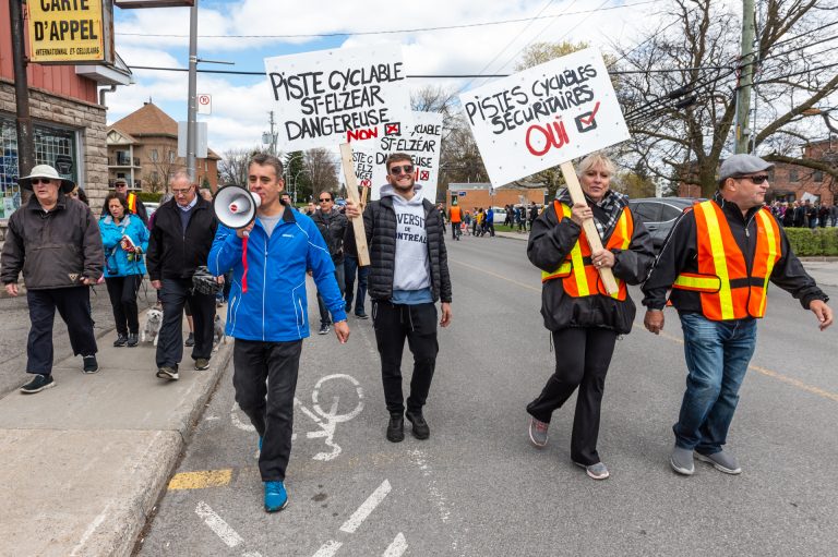 Manifestation pour le retrait d’une piste cyclable à Vimont